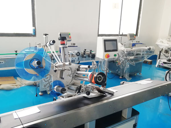 全自動平麵貼標機實拍圖